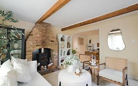 Adorable 2 Bedroom Guest House